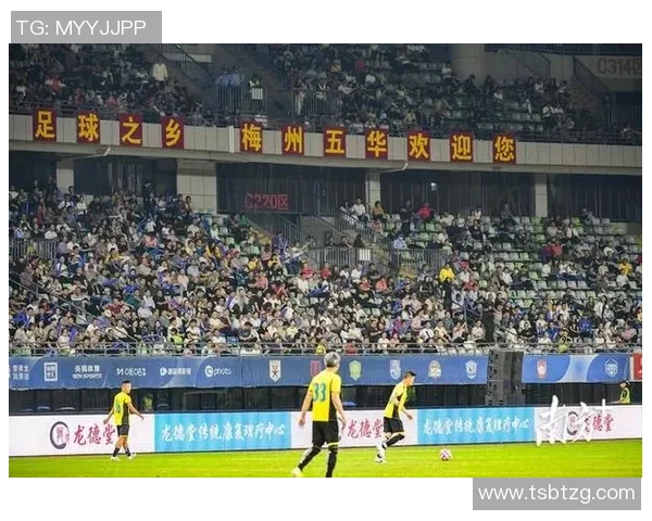 足球明星签名服装图片展示让您感受球场魅力与偶像风采的完美结合