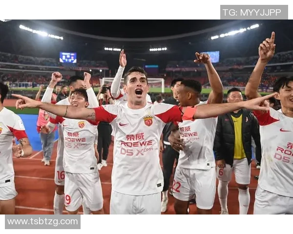 退役足球明星重返赛场再展风采球迷热情高涨期待精彩对决 退役足球明星重返赛场再展风采球迷热情高涨期待精彩对决